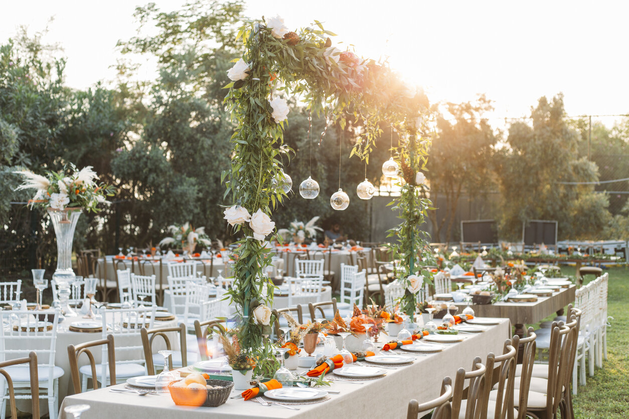 Illuminazione per matrimoni in giardino