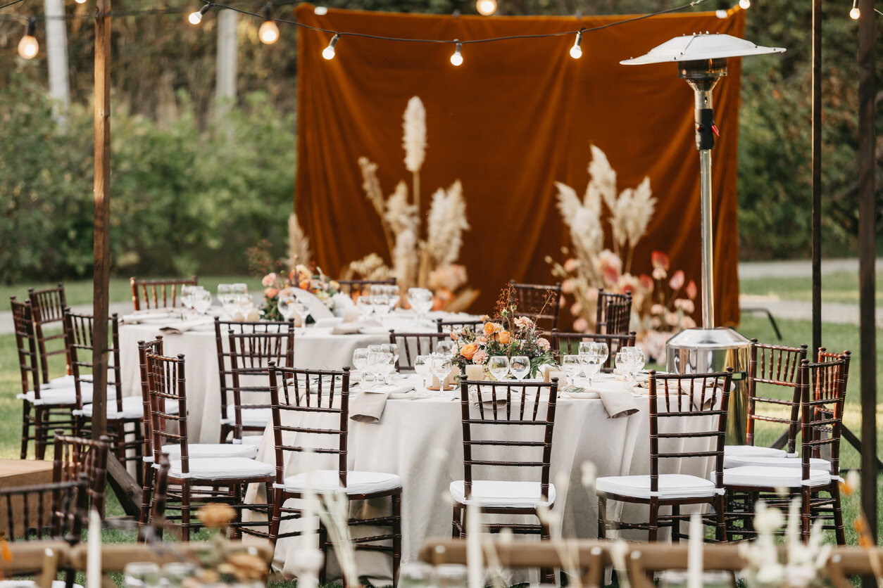 Illuminazione per matrimoni in giardino