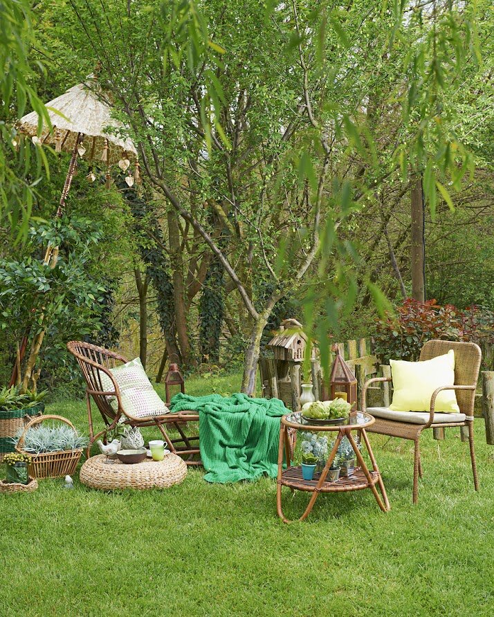 Illuminare l'angolo salotto in giardino