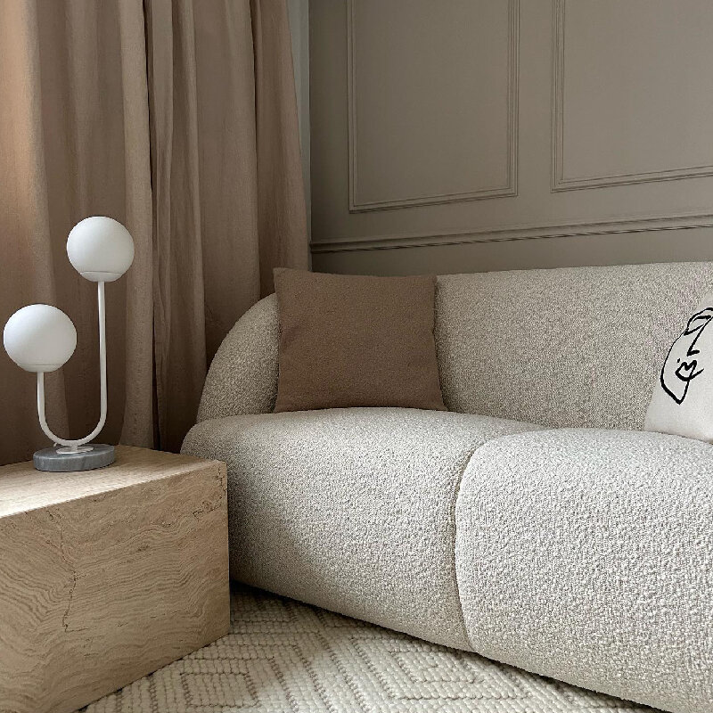 Divano con lampada a sfera