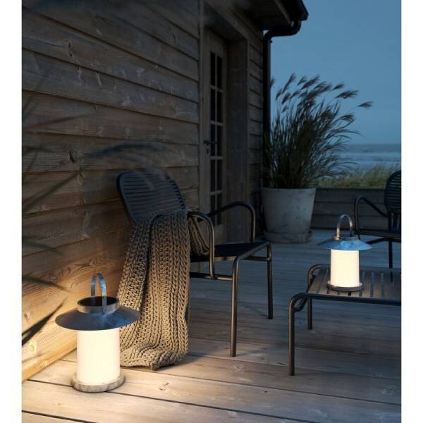 Illuminazione accogliente su una terrazza presso la casetta da giardino