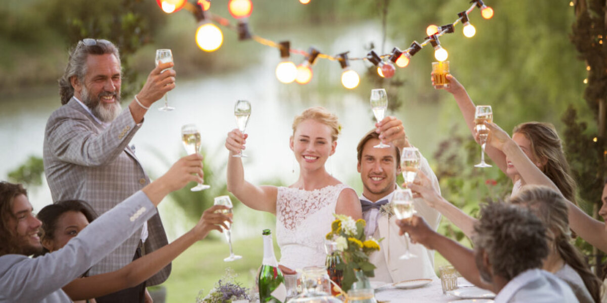 Decorazioni per un matrimonio in giardino: 5 idee luminose