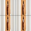 Lampada da terra Sernadelo, colonna rettangolare in legno color écru con intagli ondulati