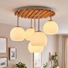 Plafoniera Koyoto in stile Boho con lamelle in legno e 5 sfere in vetro bianco